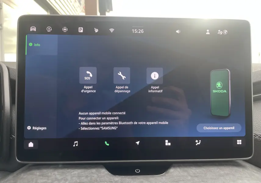 Écran tactile central du Skoda Kodiaq 2024 affichant les options d'appel d'urgence et connexion Bluetooth.