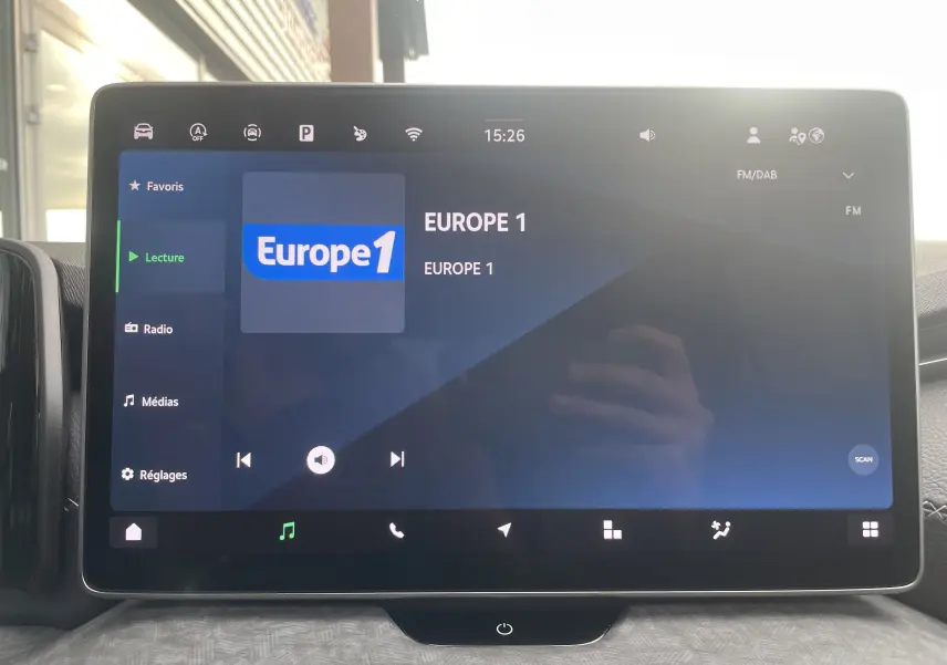 Écran tactile central du Skoda Kodiaq 2024 affichant la radio Europe 1, intérieur gris noir visible en arrière-plan.