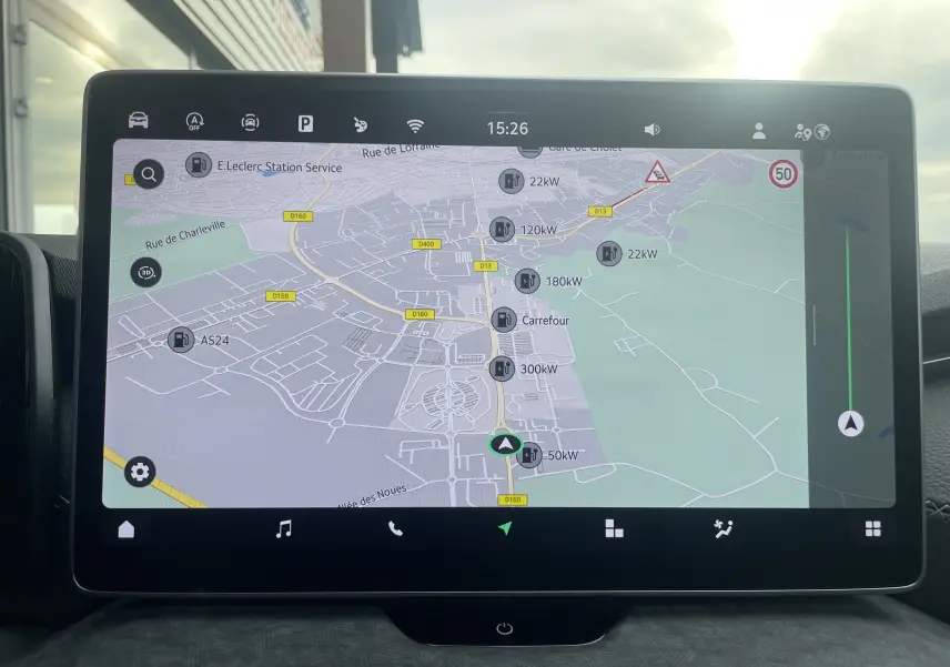 Écran tactile du système de navigation du Skoda Kodiaq 2024 affichant une carte avec bornes de recharge.
