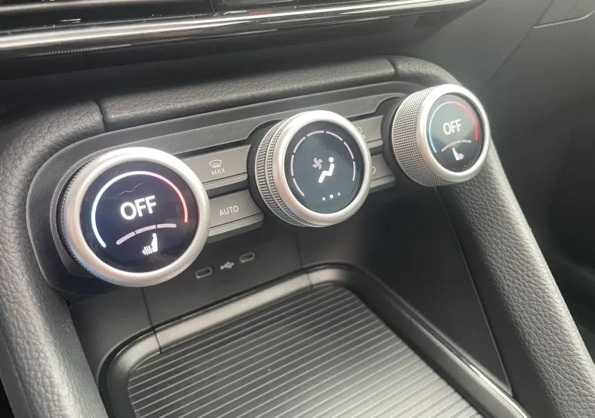 Gros plan sur les commandes de climatisation digitales du Skoda Kodiaq noir métal, avec réglages chauffants éteints.