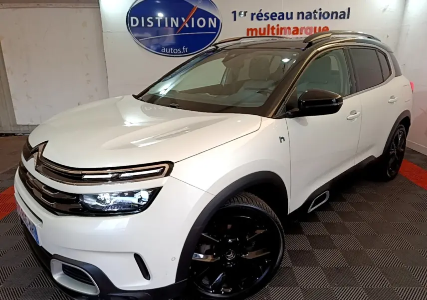 Citroën C5 Aircross Hybrid blanc vue 3/4 avant droit avec jantes noires et toit noir contrasté.
