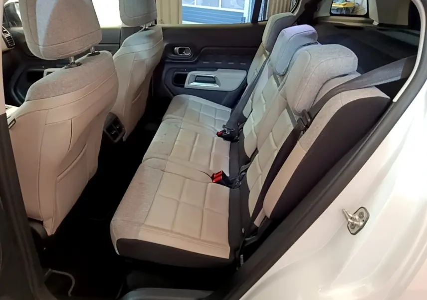 Vue intérieure côté droit des sièges arrière gris clair du Citroën C5 Aircross Hybrid blanc, avec ceinture de sécurité visible.