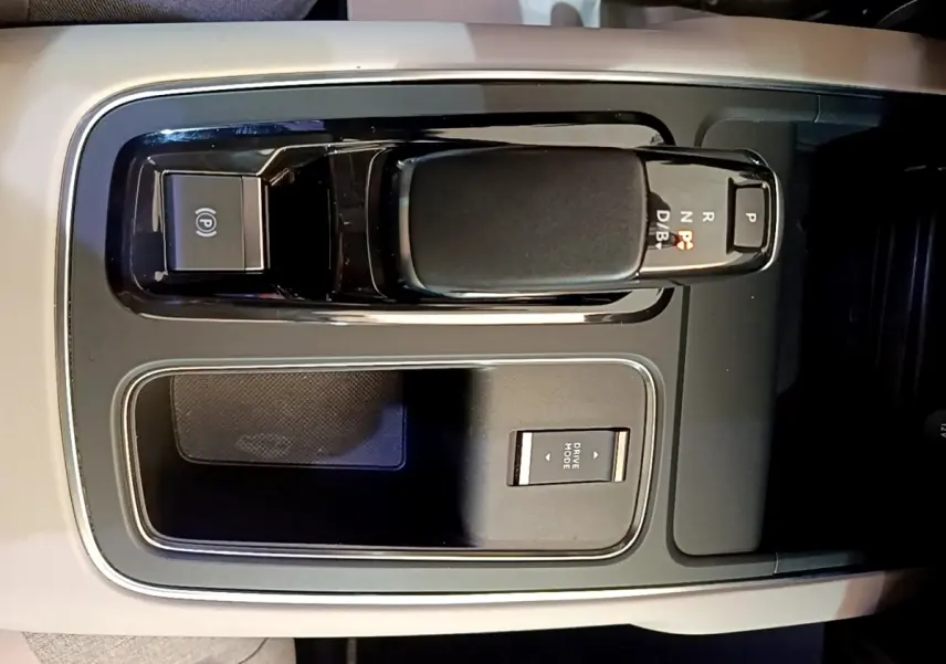 Vue plongeante sur la console centrale noire et beige du Citroën C5 Aircross Hybrid avec levier de vitesses automatique et bouton Drive Mode.