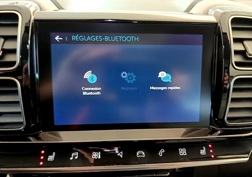 Écran tactile central affichant les réglages Bluetooth dans l'habitacle du Citroën C5 Aircross Hybrid blanc.