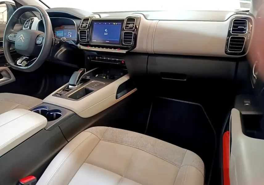 Intérieur beige clair du Citroën C5 Aircross Hybrid 225, vue côté passager avec tableau de bord et console centrale.