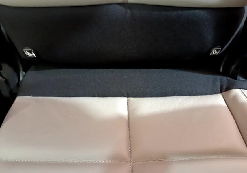 Gros plan sur la banquette arrière en cuir beige du Citroën C5 Aircross Hybrid 225 ë-EAT8 Shine Pack, avec fixation Isofix visible.