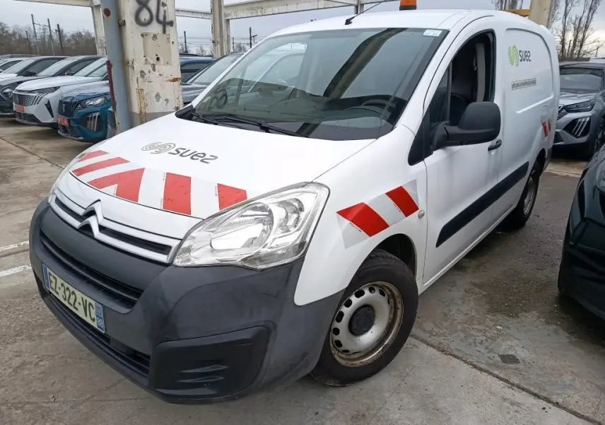 Vue 3/4 avant droit d’un Citroën Berlingo blanc avec marquages rouges et logo Suez sur le capot et la porte.