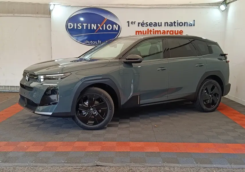 Vue latérale droite d'un Citroën C5 Hybride 145ch auto MAX vert avec jantes noires et détails noirs contrastants.
