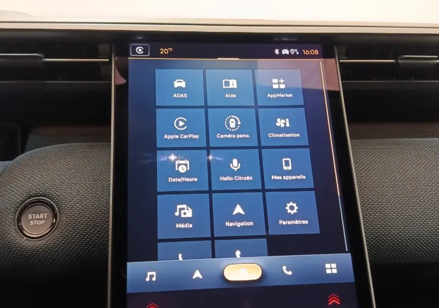 Écran tactile central affichant les options multimédias et de navigation dans l’habitacle d’une Citroën C5 Hybride 2026.