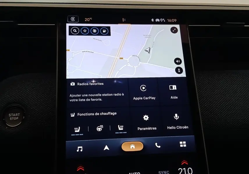 Écran tactile central du tableau de bord du Citroën C5 Hybride 2026 affichant la navigation et les options multimédia.