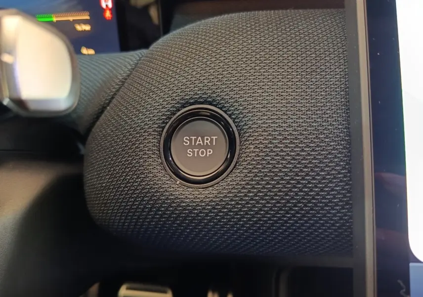 Gros plan sur le bouton Start/Stop intégré dans le tableau de bord texturé noir de la Citroën C5 hybride 2026.