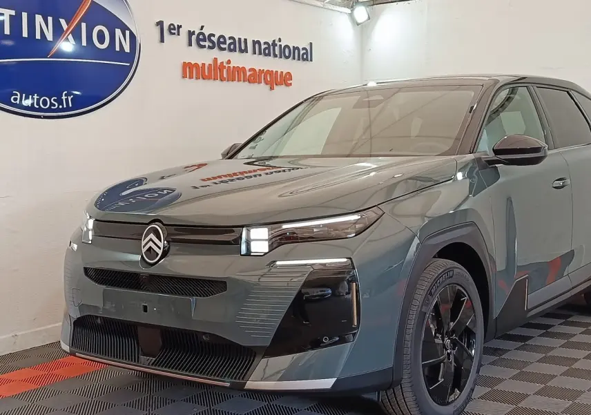 Vue 3/4 avant droite d'une Citroën C5 hybride 2026 vert avec phares LED et jantes noires brillantes.