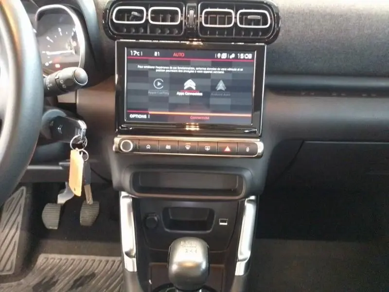 Tableau de bord et console centrale du Citroën C3 Aircross noir, avec écran tactile et levier de vitesse manuel visible.