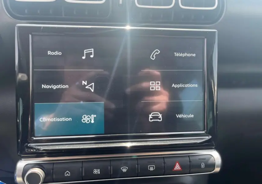 Écran tactile central affichant le menu multimédia dans l'habitacle d'une Citroën C3 Aircross 2023.