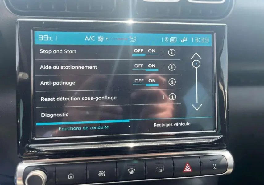 Écran tactile central du Citroën C3 Aircross 2023 affichant les réglages d'aide à la conduite.