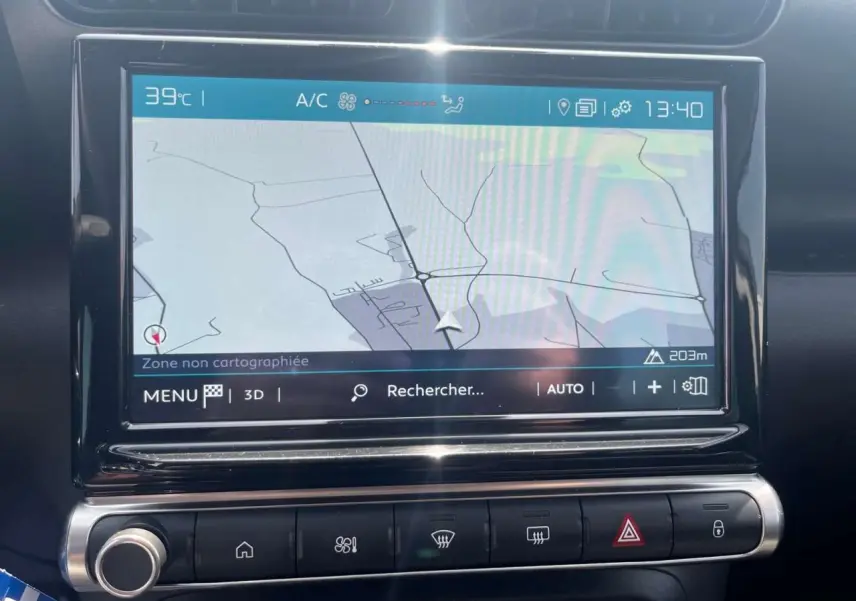 Écran tactile 9 pouces du système CITROËN Connect Nav affichant une carte de navigation dans l'habitacle du C3 Aircross.