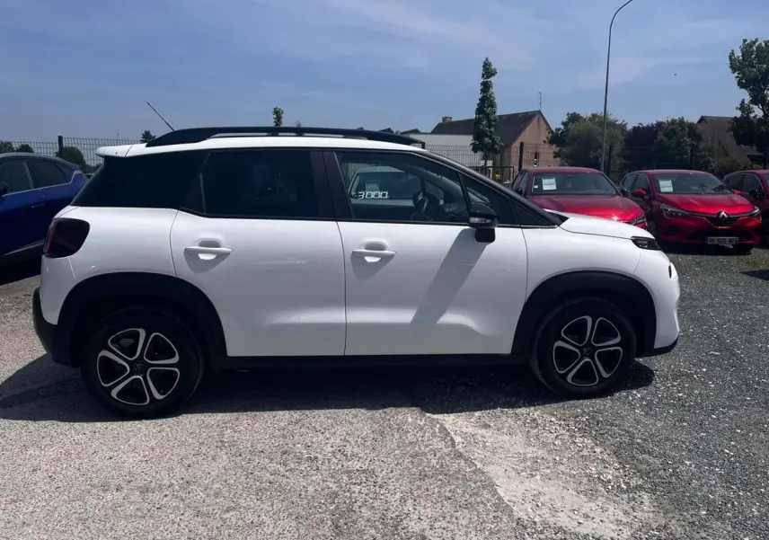 Profil droit d'un Citroën C3 Aircross blanc banquise avec toit noir et jantes 16'' en 3D Steel & Design.