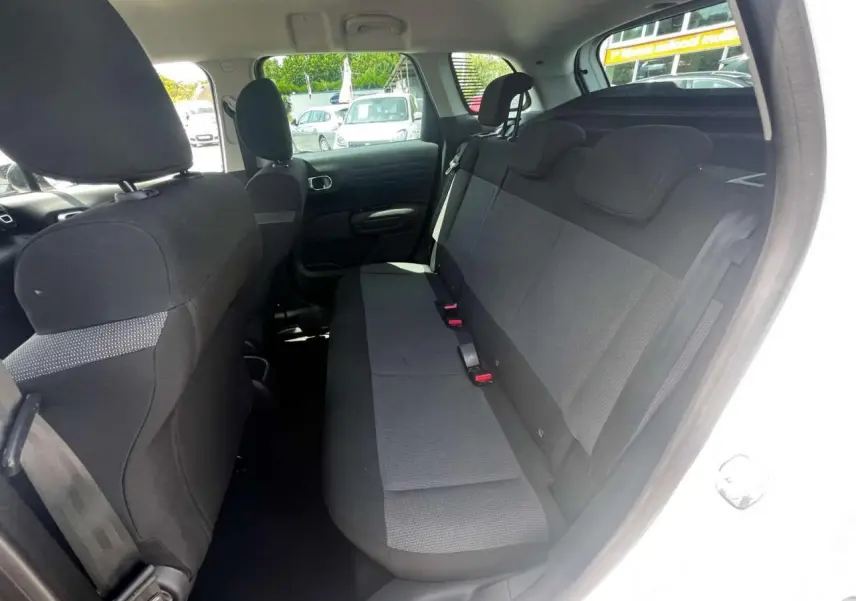 Vue intérieure côté droit des sièges arrière noirs du Citroën C3 Aircross blanc banquise 2023.