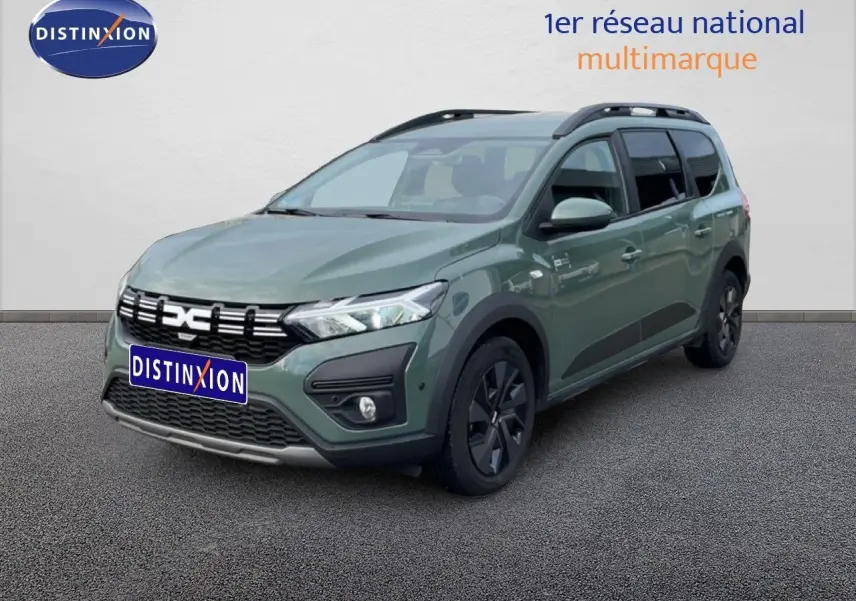 Dacia Jogger gris schiste métal en 3/4 avant droit, avec calandre noire et jantes foncées distinctives.