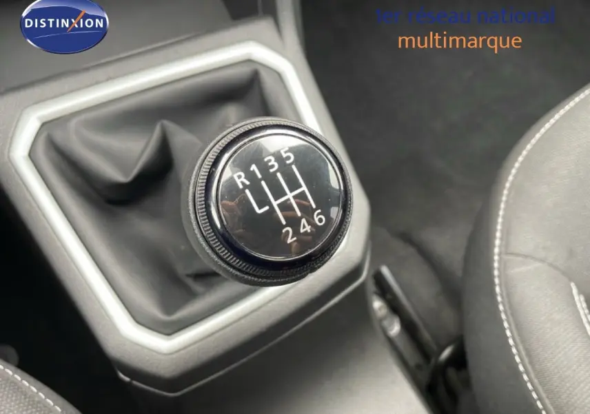 Gros plan sur le levier de vitesses manuel noir entouré de gris dans l’habitacle du Dacia Jogger 2025.