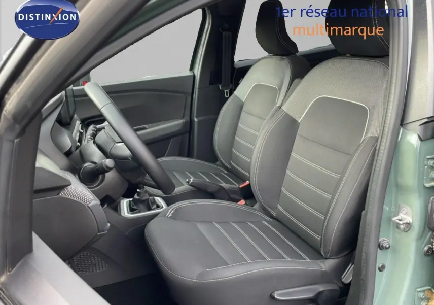 Vue intérieure côté gauche du Dacia Jogger gris schiste métal, mettant en valeur les sièges tissu noir et la boîte manuelle.