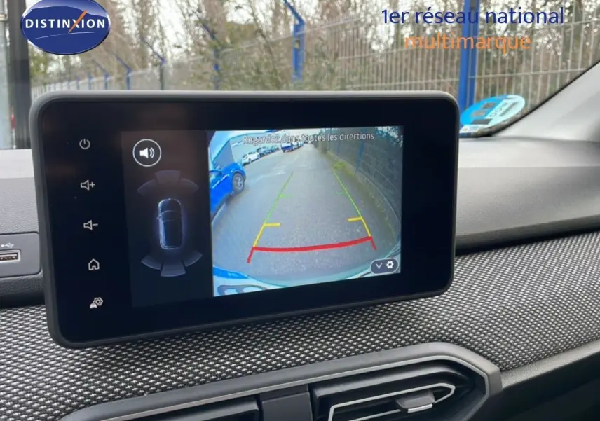 Écran tactile intérieur montrant la caméra de recul du Dacia Jogger gris schiste, avec tableau de bord texturé noir.