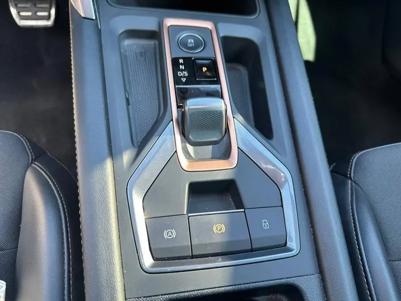 Gros plan sur la console centrale du CUPRA Formentor 2.0 TDI 150ch 2025 avec levier de boîte auto et boutons de contrôle.