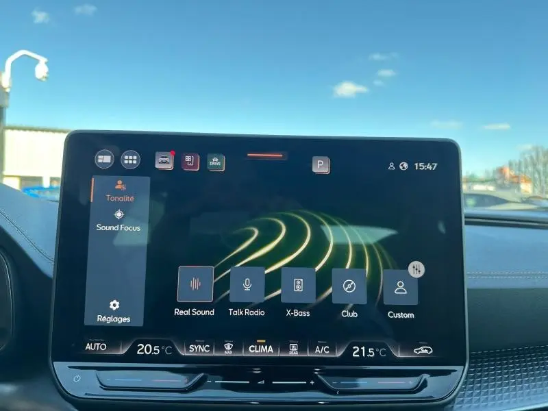 Écran tactile central du tableau de bord du CUPRA Formentor 2025, affichant les réglages audio avec ciel bleu en arrière-plan.