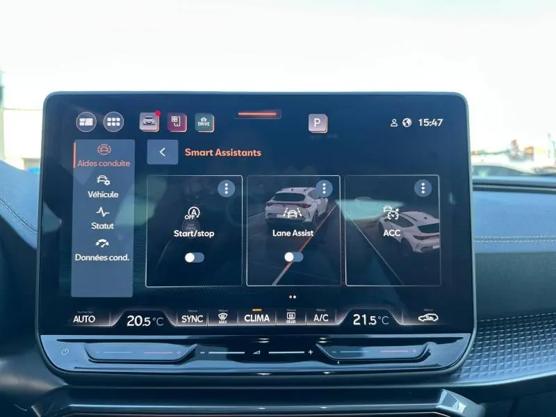 Écran tactile central du tableau de bord du CUPRA Formentor 2025, affichant les assistants de conduite.