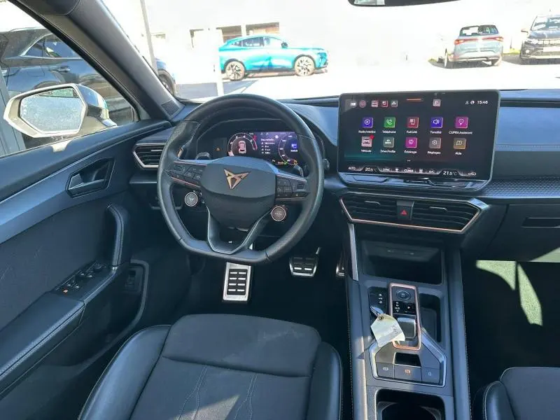 Vue intérieure du poste de conduite de la CUPRA Formentor 2.0 TDI 150ch 2025 avec tableau de bord numérique et écran tactile central.