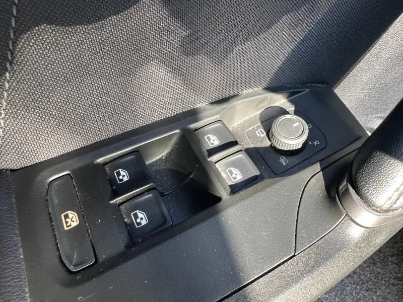 Gros plan sur les commandes de lève-vitres et rétroviseurs côté conducteur du CUPRA Formentor 2025, finition noire.