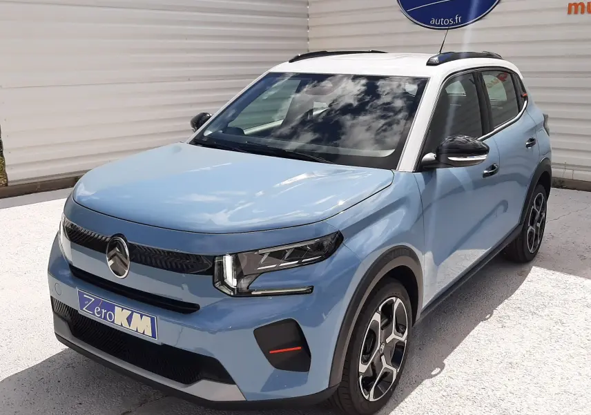 Citroën C3 Turbo 100ch Plus bleu Monte Carlo avec toit blanc, vue 3/4 avant droit, jantes alliage et phares LED.