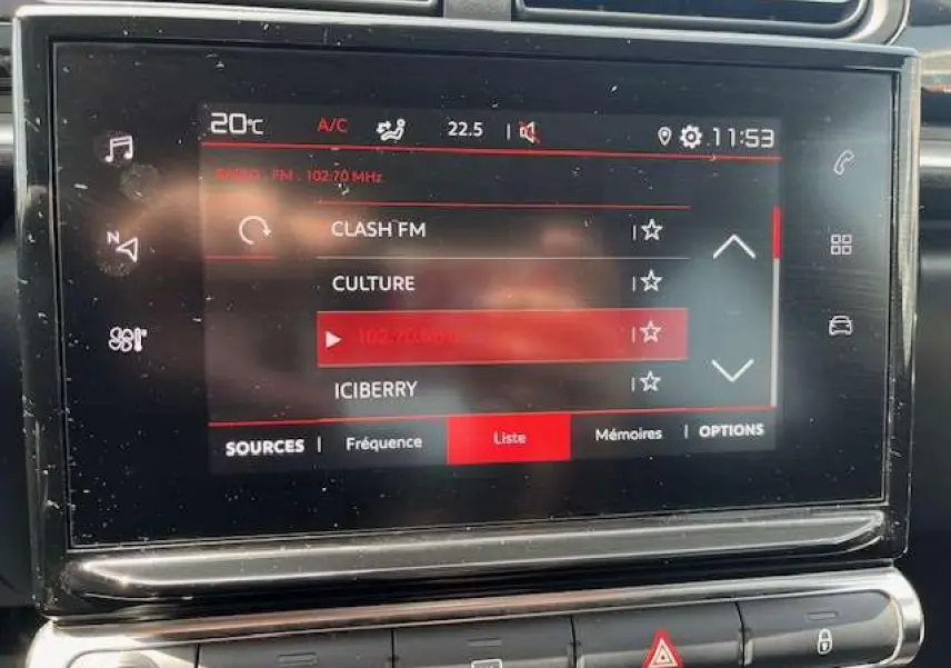 Écran tactile central de la Citroën C3 2023 affichant la radio FM avec interface rouge et noire.