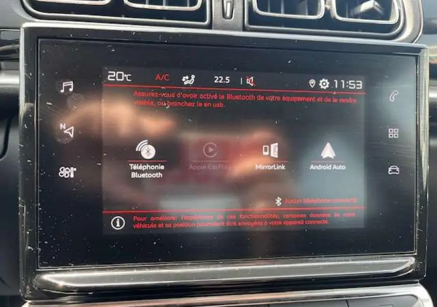 Écran tactile central de la Citroën C3 2023 noir métal affichant les options Bluetooth et MirrorLink