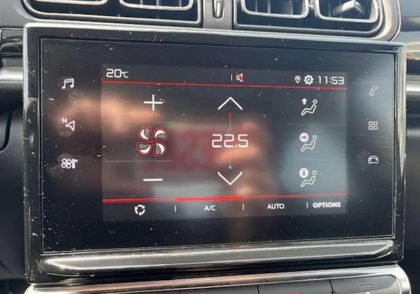 Écran tactile central affichant la climatisation à 22,5°C dans l'habitacle d'une Citroën C3 noire 2023.