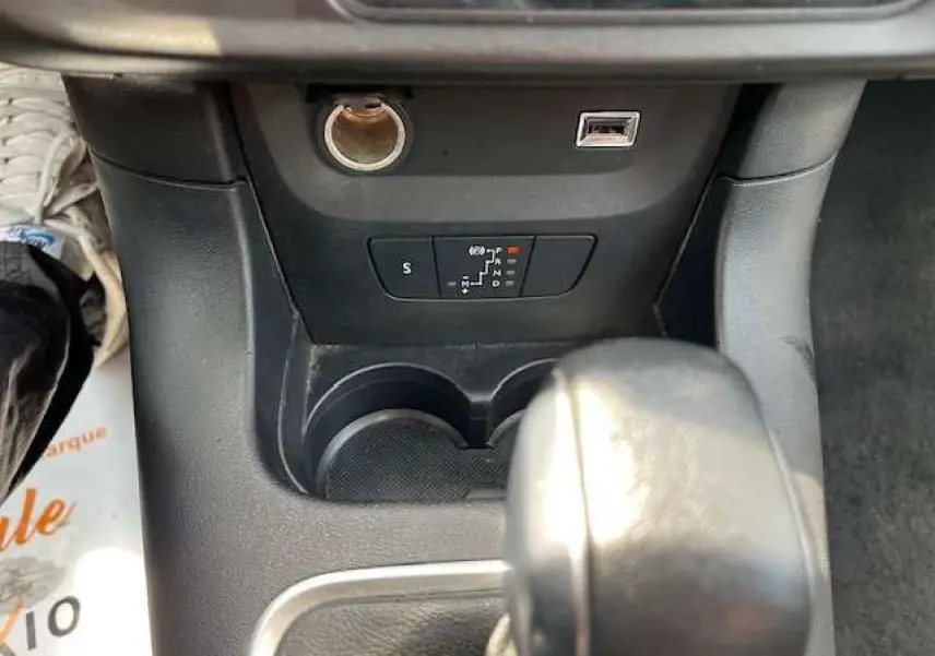 Gros plan sur la console centrale de la Citroën C3 2023, montrant le levier de boîte auto et prises USB et 12V.