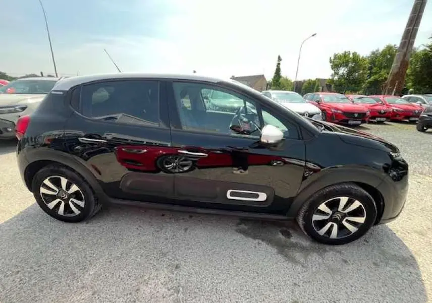 Profil côté gauche d'une Citroën C3 noire métal 2023 avec jantes alliage et rétroviseurs argentés.
