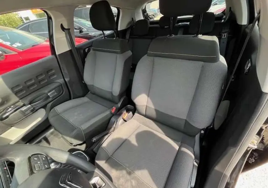 Vue intérieure côté droit montrant les sièges avant gris et noir d'une Citroën C3 2023 noir métal.