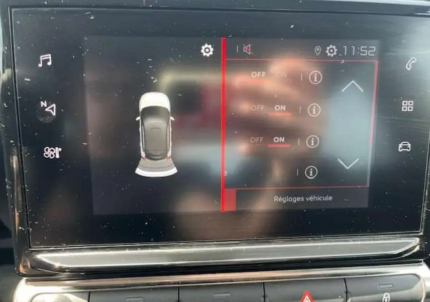 Écran tactile central de la Citroën C3 noire métal 2023 affichant les réglages véhicule en intérieur.