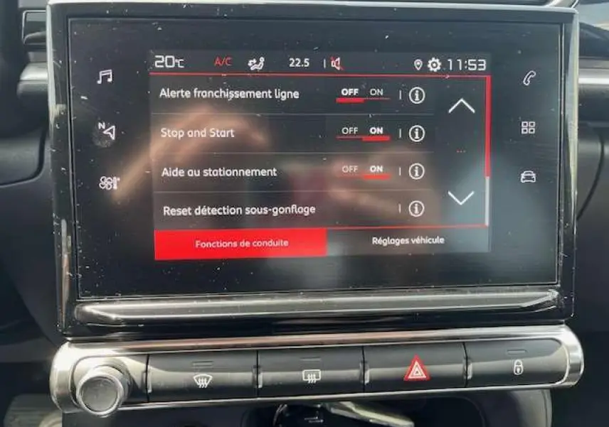 Écran tactile central de la Citroën C3 2023 affichant les réglages d’aide à la conduite et de stationnement.