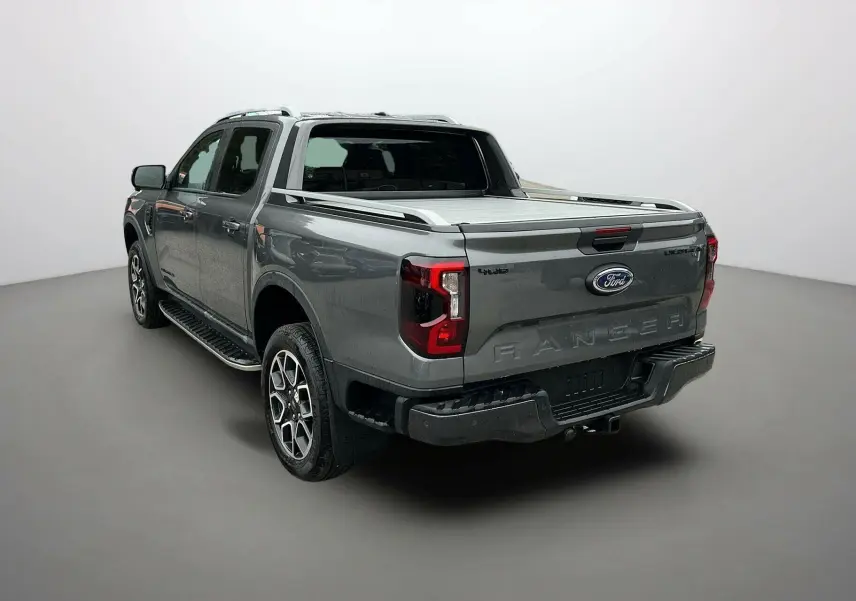 Ford Ranger 2025 gris carbone en vue 3/4 arrière droit, avec benne couverte et jantes alliage distinctives.