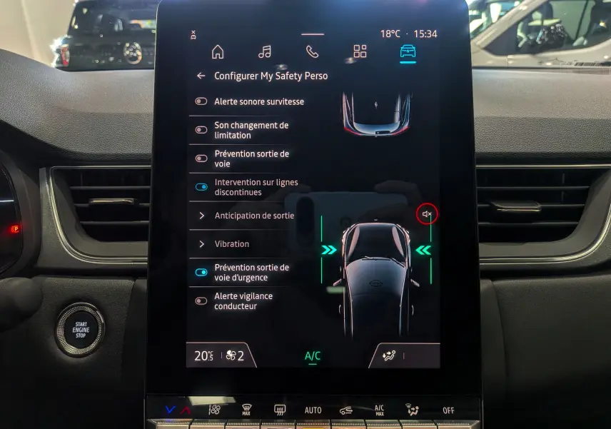 Écran tactile central du Renault Captur E-TECH 2025 montrant les options d'aide à la conduite et sécurité.