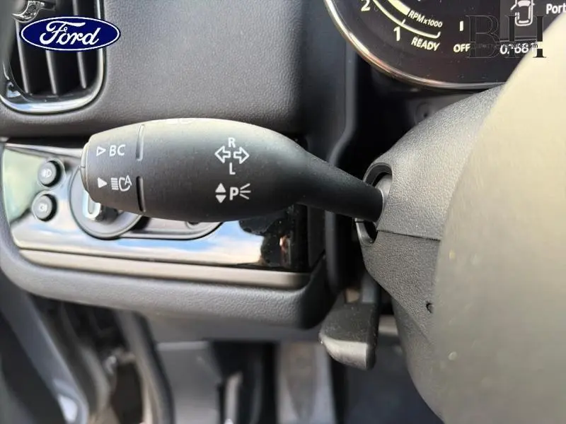 Gros plan sur la commande de clignotant à gauche du volant d'une MINI COUNTRYMAN Melting Silver III 2023