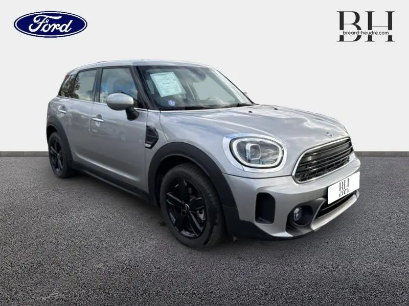 MINI Countryman Melting Silver III en 3/4 avant droit, avec calandre chromée et jantes noires brillantes.