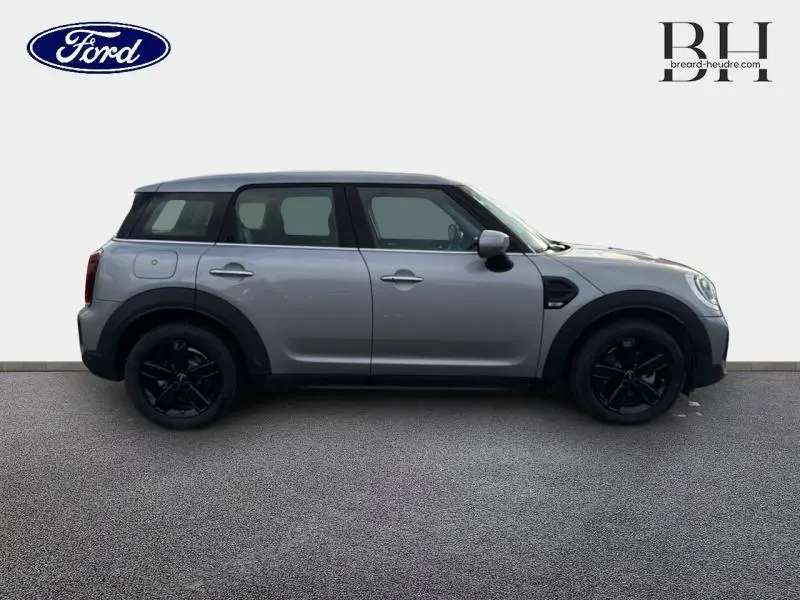 Profil droit d'un MINI COUNTRYMAN 2023 Melting Silver III avec jantes noires et détails noirs contrastants.