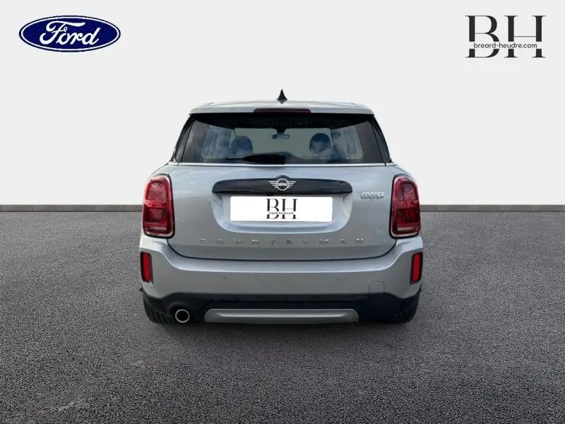 Vue arrière d'une MINI COUNTRYMAN Cooper Melting Silver III 2023 avec feux arrière LED et sortie d'échappement chromée.