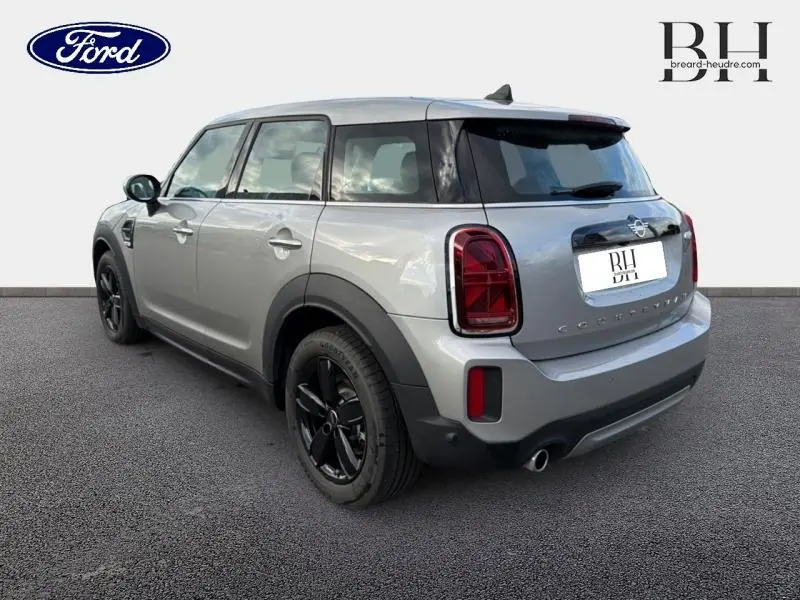 Vue 3/4 arrière droite d'une MINI Countryman 2023 Melting Silver III avec jantes noires et feux arrière LED.