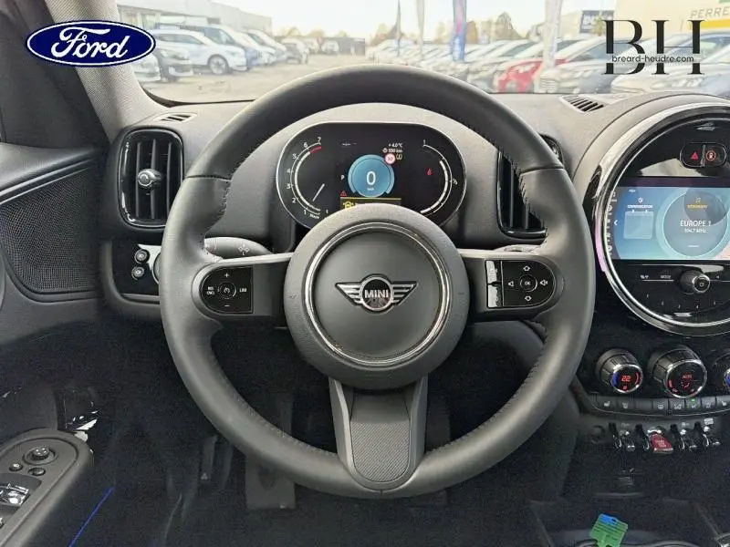 Vue intérieure centrée sur le volant cuir multifonction du MINI Countryman Melting Silver III avec tableau de bord digital.
