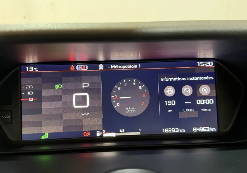 Affichage numérique du tableau de bord de la Citroën C4 Spacetourer noir, avec compte-tours et informations instantanées.