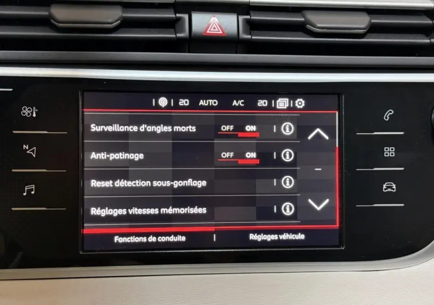 Écran tactile central du tableau de bord du Citroën C4 Spacetourer noir, affichant les réglages d'aides à la conduite.